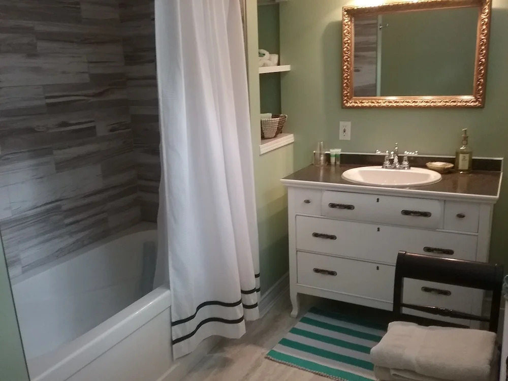Cottage on Caledonia Bed & Breakfast