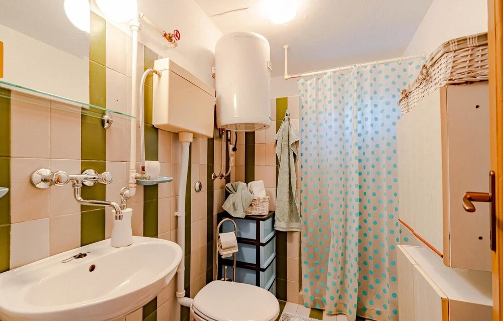 Stunning Home in Zavalatica With Wifi and 4 Bedrooms