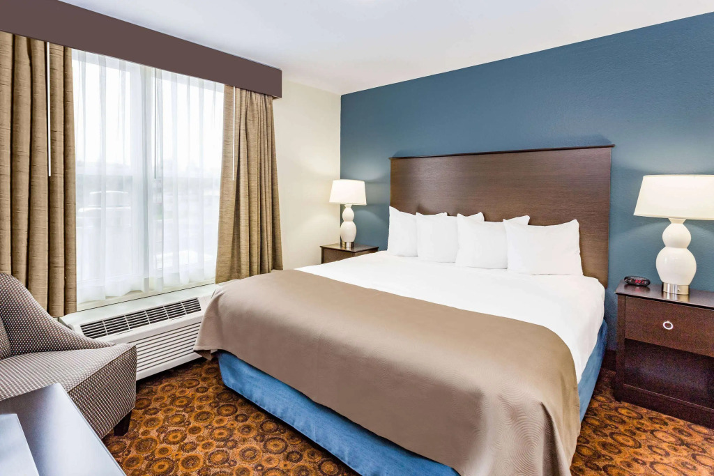 AmericInn & Suites Burnsville, MN