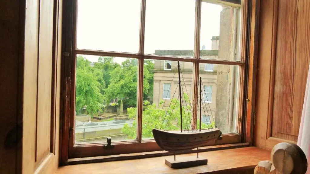 F2 Charming City Centre Apartment full of Character