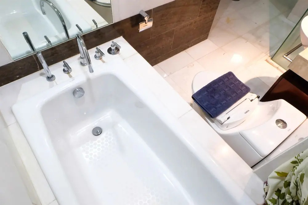 2 Bedroom Luxury The Peak Apartment By Travelio