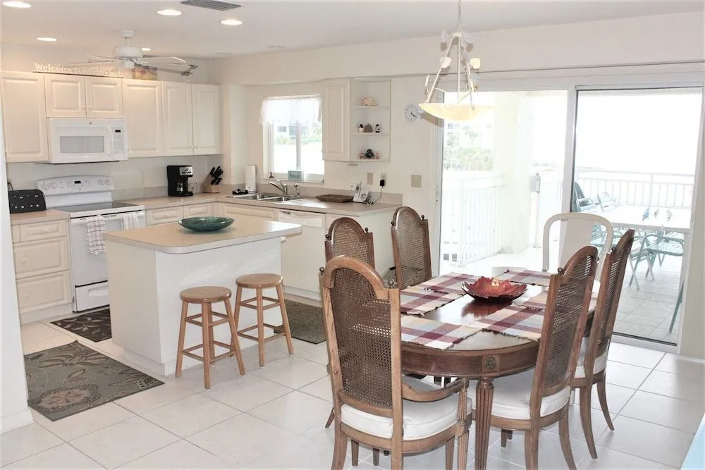 Jamaica Royale - 303 - 2 Br Condo