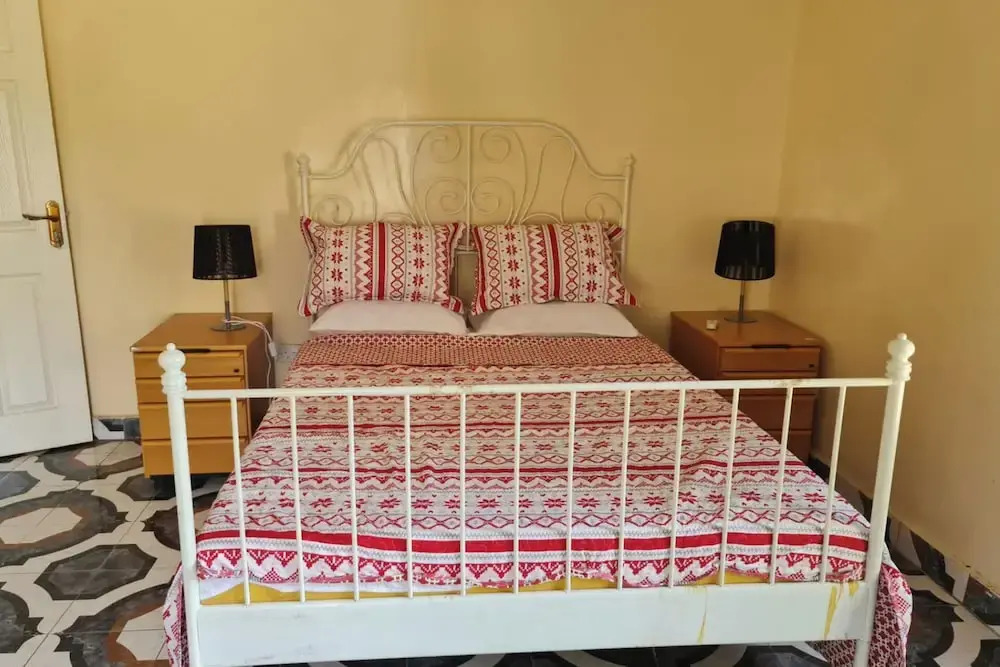 4 Bed House Sleeps 8 - Garden and Pets Welcome