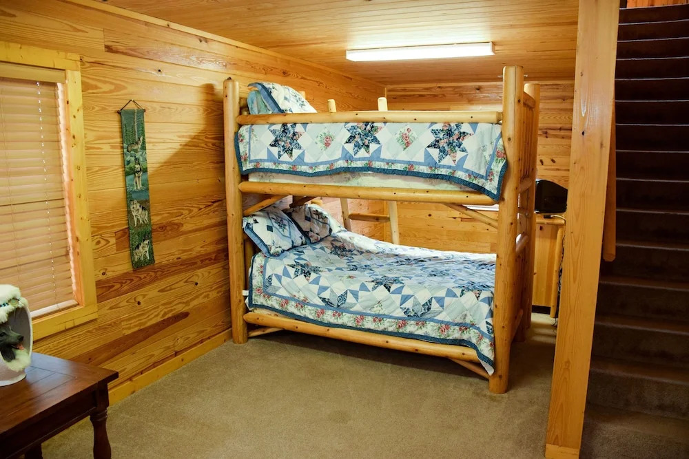 WEEKS WORTH - 3 Br Cabin