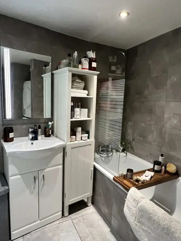 Colourful and Stylish 1 Bedroom Flat in Kensington