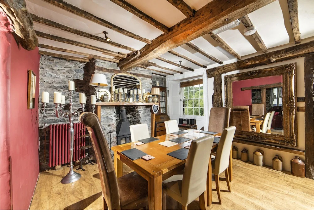 Cornerstones, 16th Century Luxury Self Catering House overlooking the River Dee
