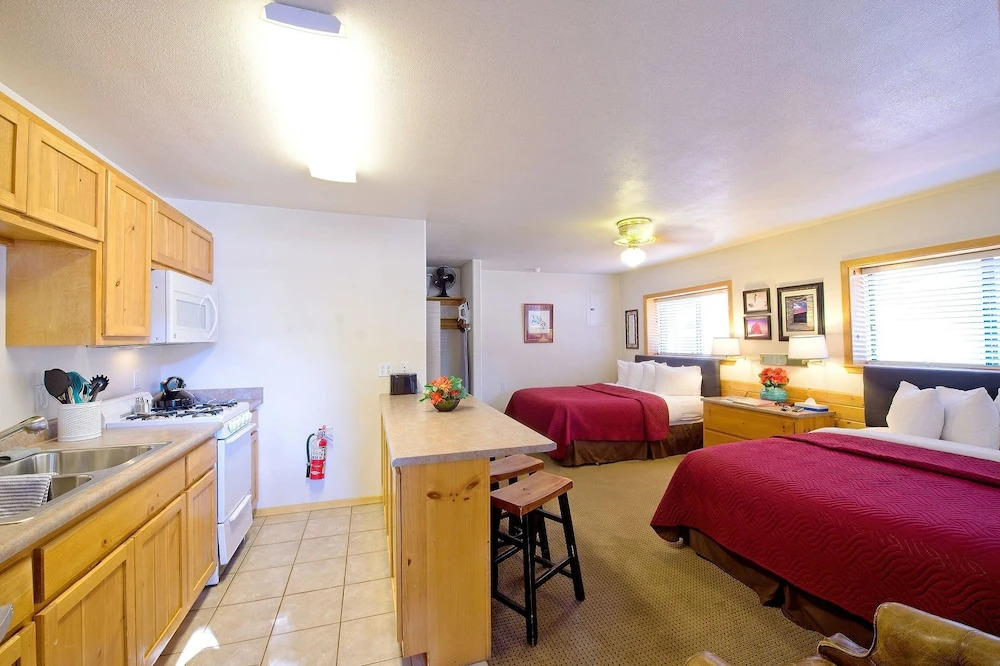 Thunderbird Lodge