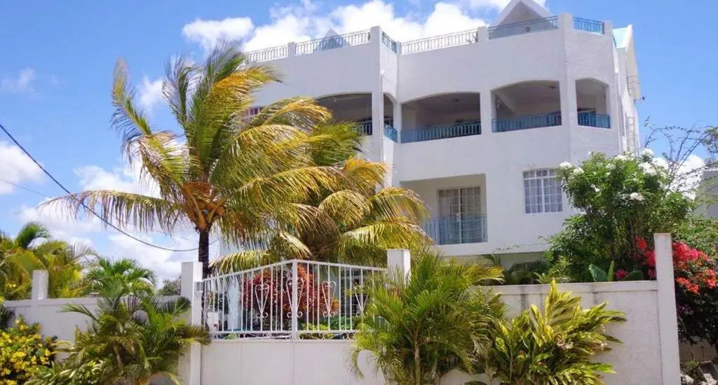 3 bedrooms appartement at Grand Baie 300 m away from the beach with shared pool enclosed garden and wifi
