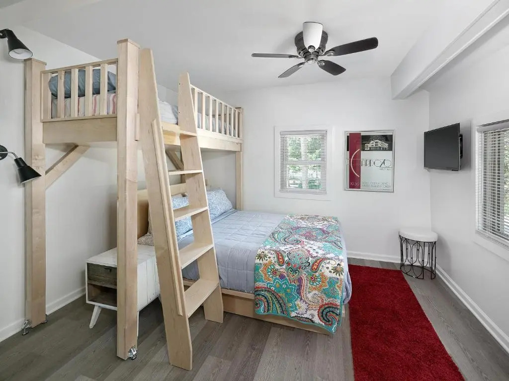 Folly Vacation 305 E Erie: Fantastic Location, Recently Renovated!