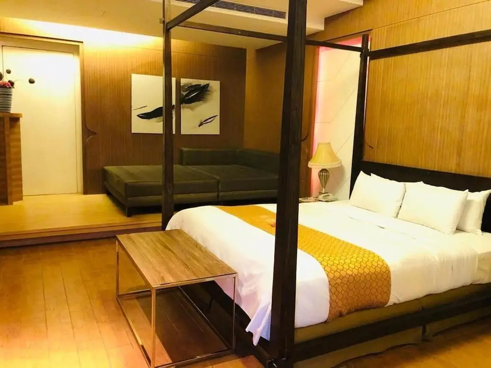 Hip Spa Motel