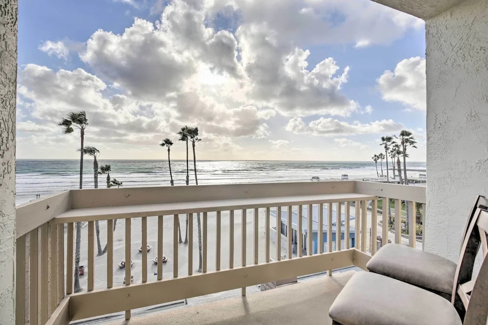 Charming Oceanside Condo w/ Beach & Pool Access!