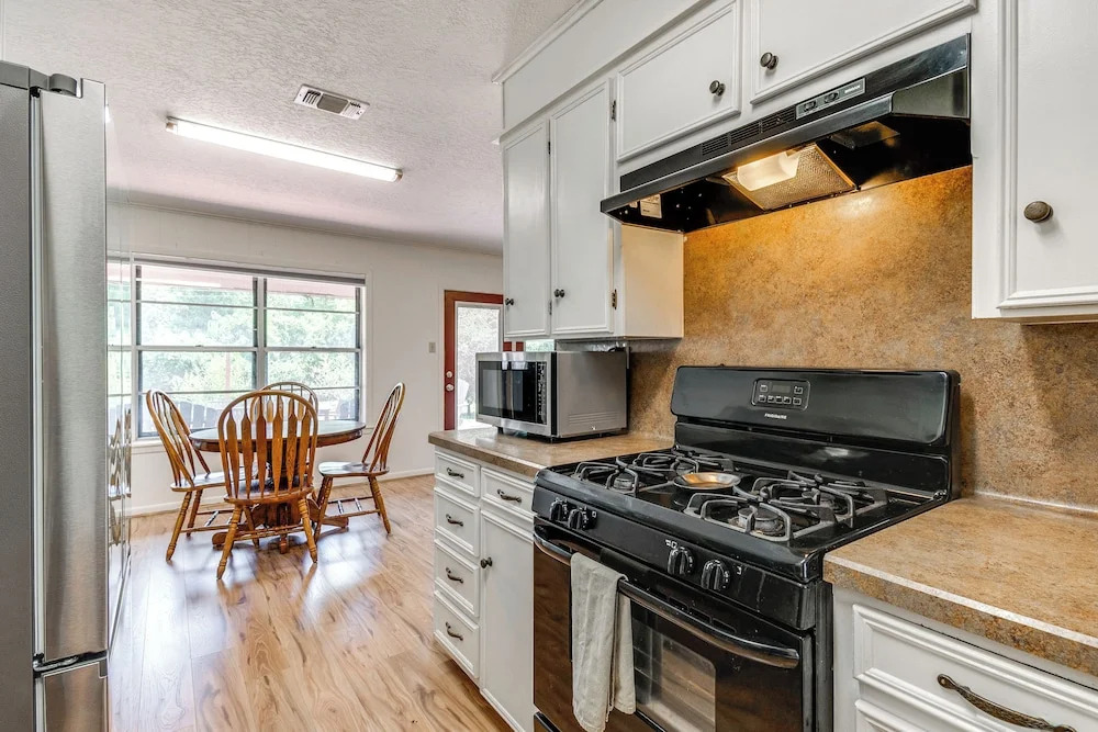 2 Mi to Kyle Field: Bryan Home w/ Fenced Yard