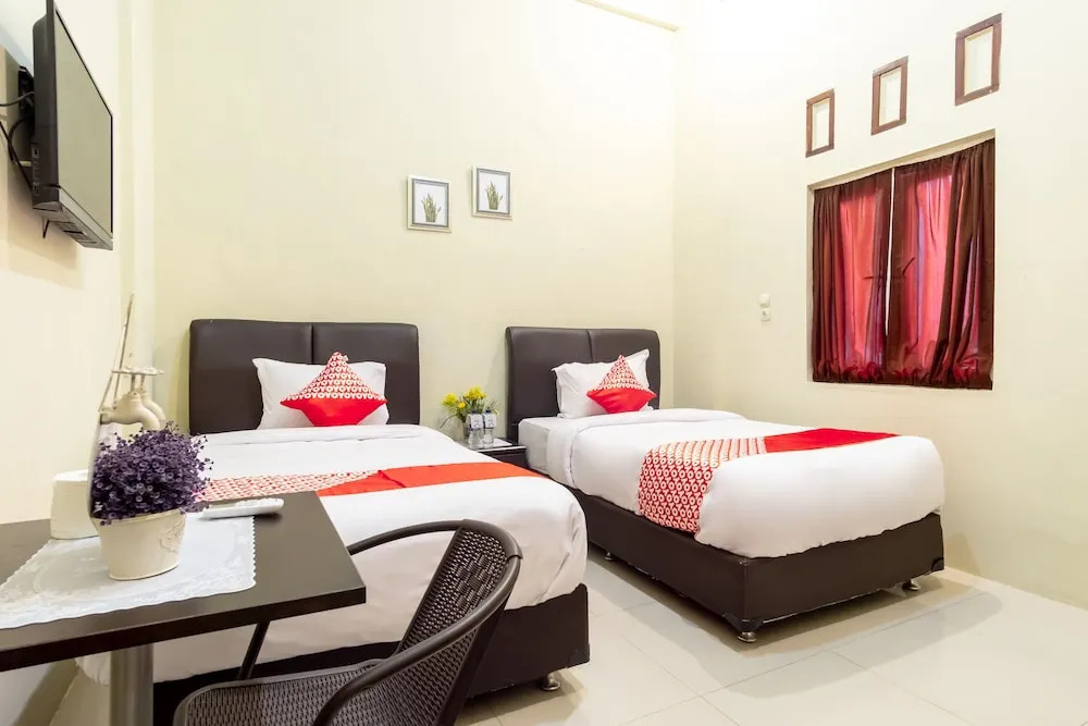 Green Elite by OYO Rooms
