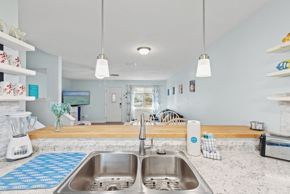 Stay at The Salty Palm! 2BR 1.5ba Sleeps 7