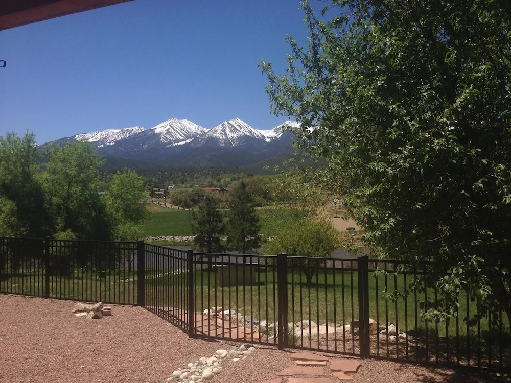 River Lover's 3 Bedroom Holiday Home By Pinon Vacation Rent.