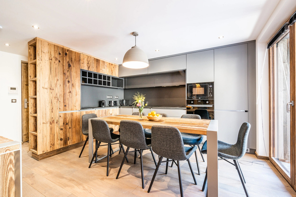 DOUKA - Upscale chalet with hot tub