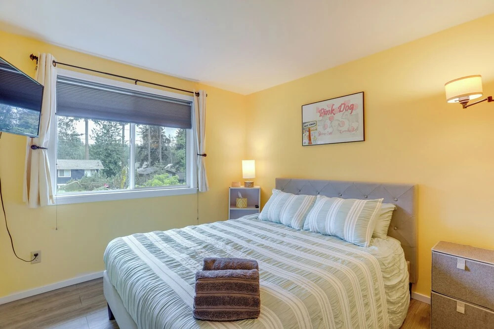 Pet-friendly Sammamish Home w/ Deck ~ 3 Mi to Lake