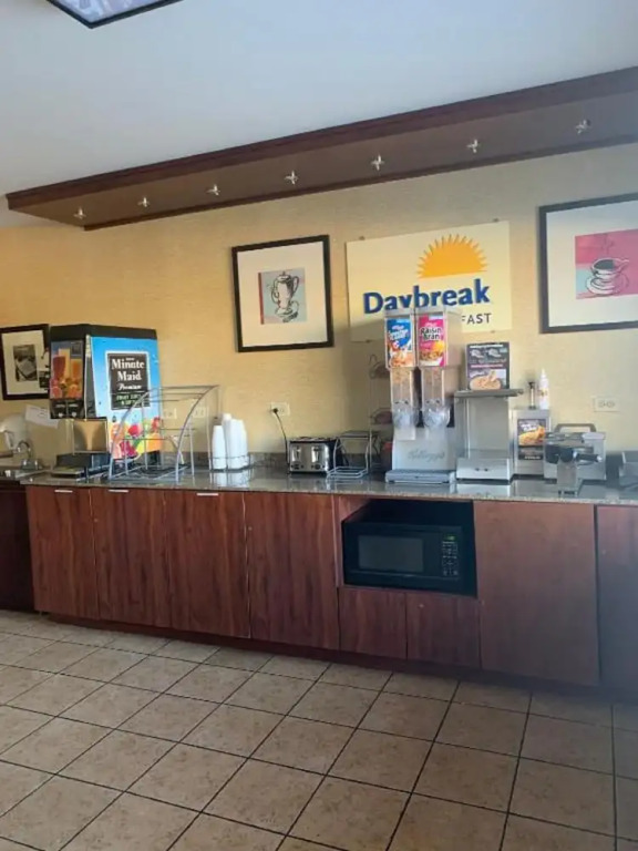 Days Inn by Wyndham Rockford I-90 Walking Distance to Casino