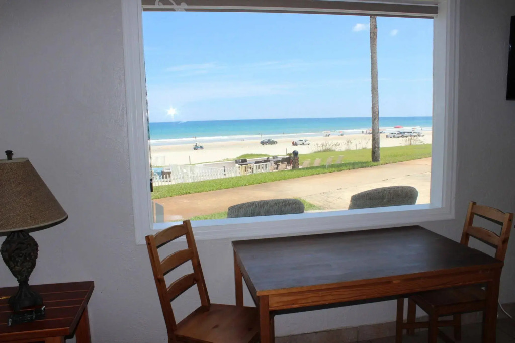 Shoreline Suites & Cabana Cottages - Beachfront