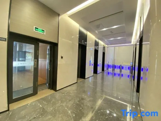 Le Ju Hotel (Zhengzhou hanghai East Road Jingkai Center Plaza subway station store)