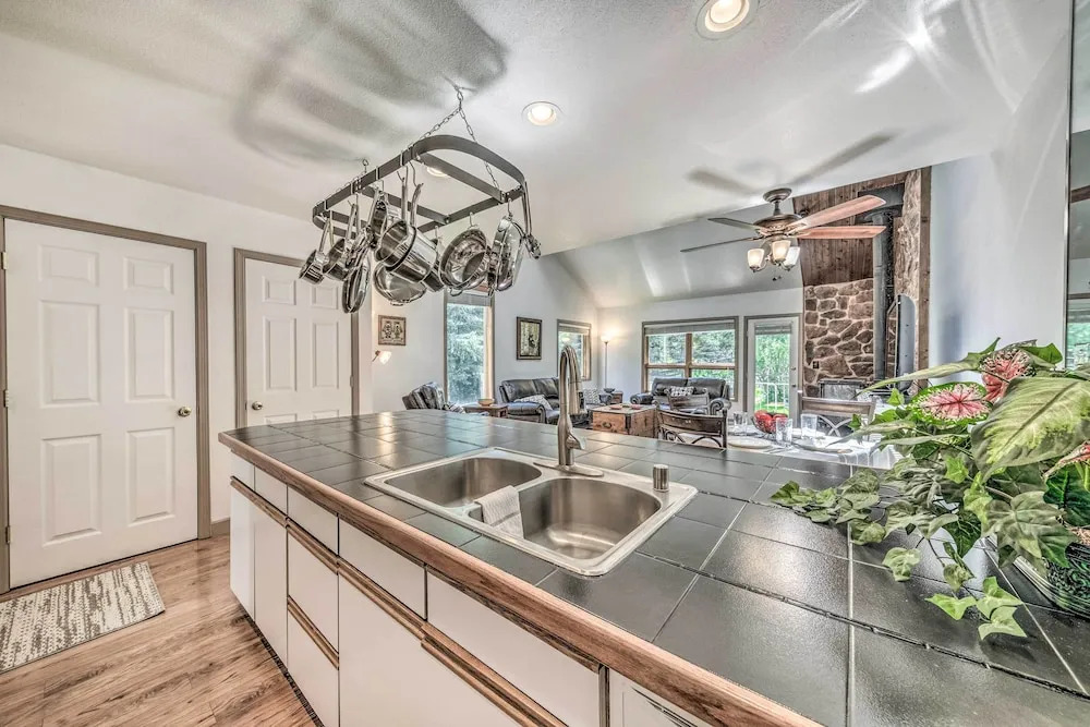 Cozy Cloudcroft Townhome ~ 1 Mi to Burro Ave!
