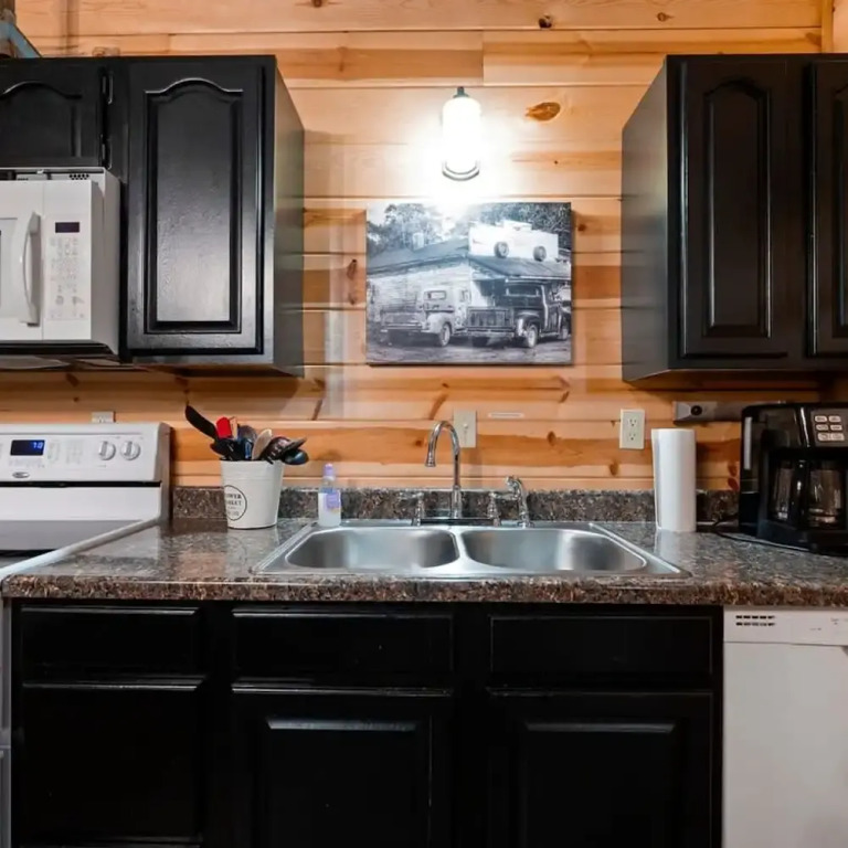Modern Cabin in Broken Bow w Hot Tub Firepit