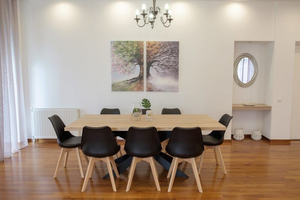 Spacious Modern 3BD Apartment