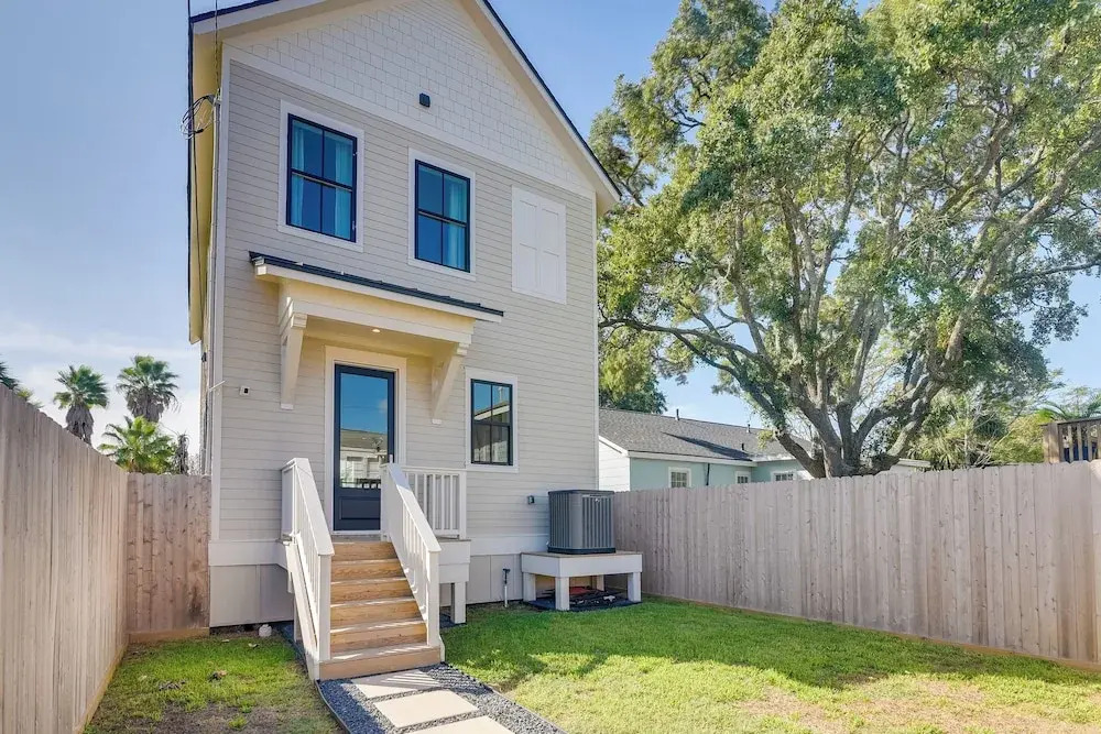 1 Mi to Ocean! Galveston Getaway w/ 2 Balconies