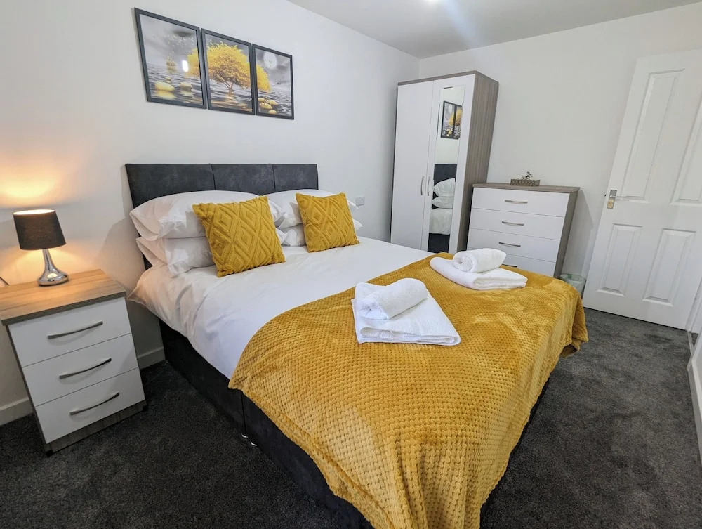 Burnley Entire House 4-bedrooms-sleeps 6-driveway