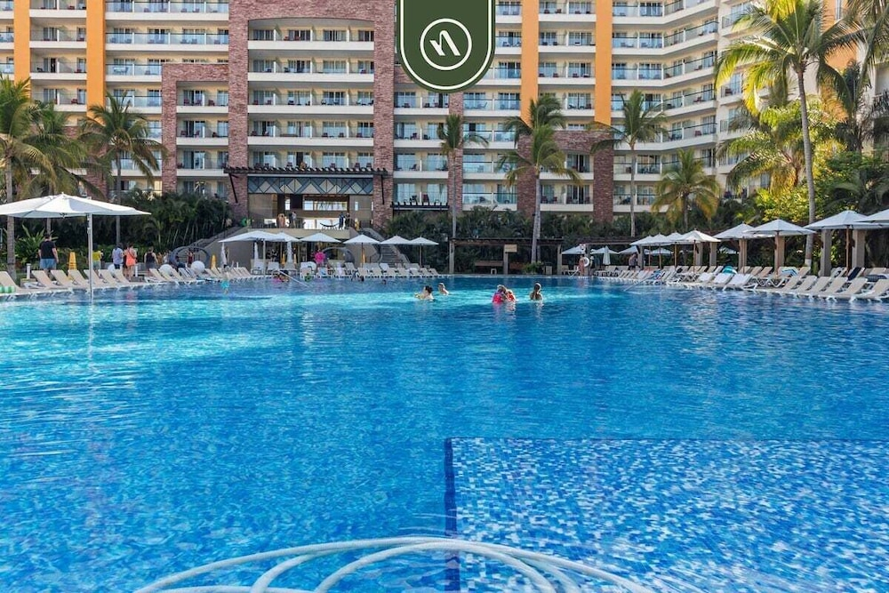 3BR Condo in the Krystal Grand Hotel - Beach
