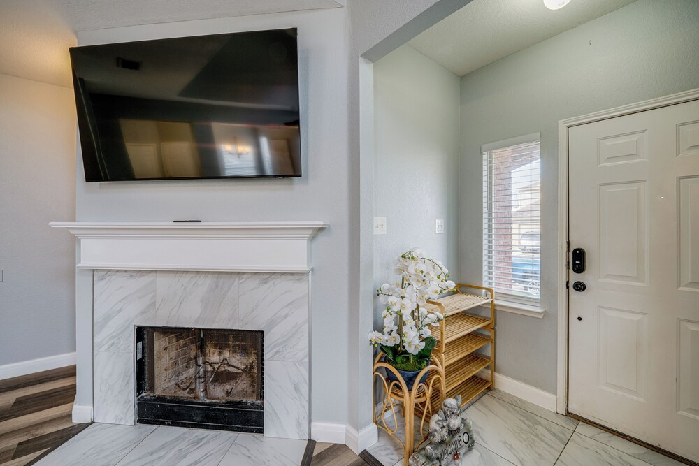 Pet Friendly! Renovated Arlington Home Near At&t