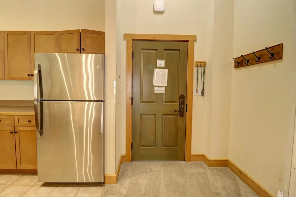 Spacious Top Floor Condo With Awesome Views and Vaulted ceilings - CS425 by Redawning