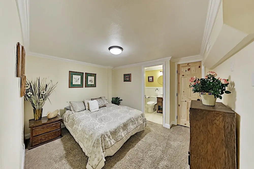 Expansive 7br W/ Hot Tub & Game Room 7 Bedroom Home