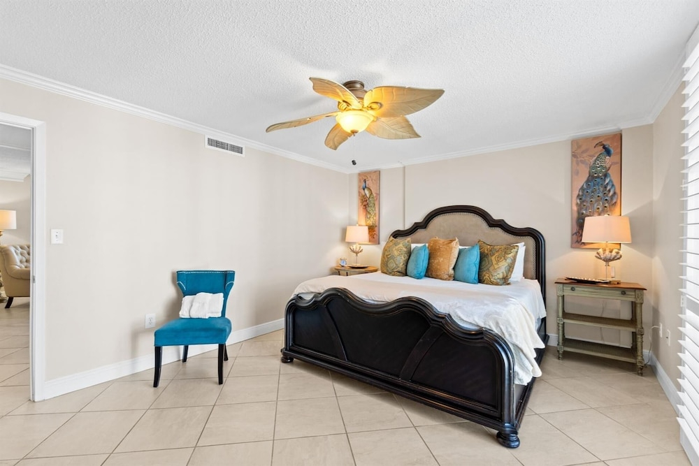 Shoreline Towers 1086 3 Bedroom Condo