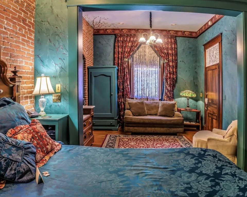 Peerless Hotel & Restaurant