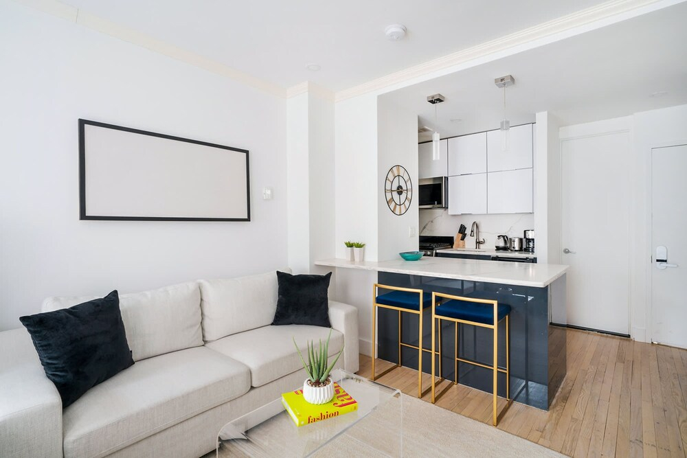 1597-10 New Studio Upper East Side W D in Unit