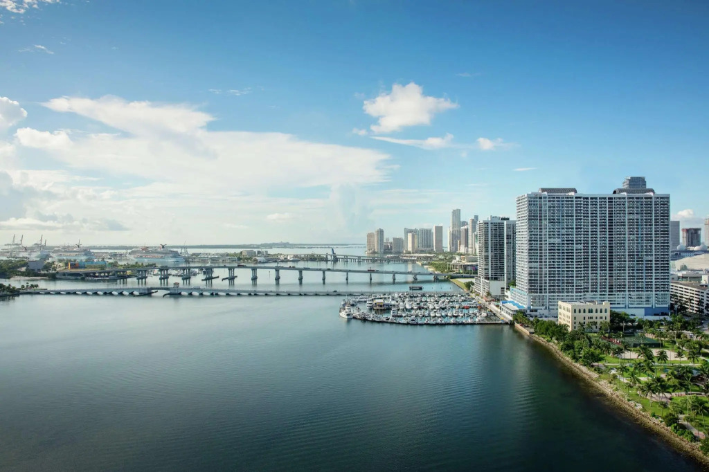 DoubleTree by Hilton Grand Hotel Biscayne Bay