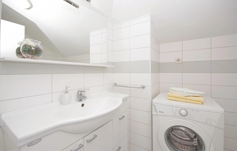 Beautiful Home in Makarska With Wifi and 2 Bedrooms