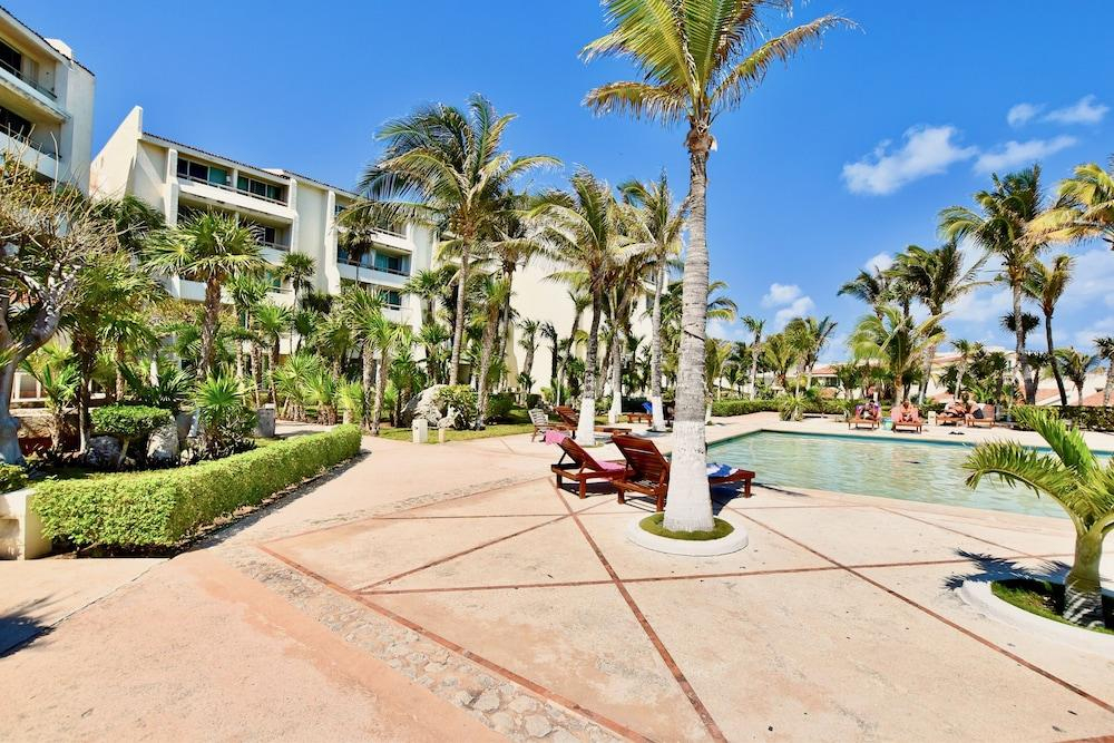 Solymar Condo Beach Resort by Casago