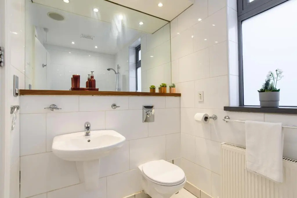 2 Bed Cardiff House with Hot Tub, BBQ, Terrace & Free Parking