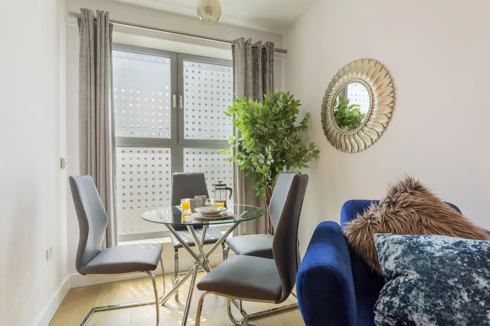 Queens Lodge 1-bed Apartment in Redhill