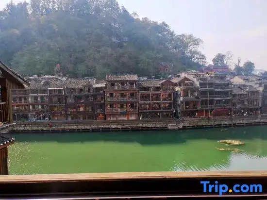 Phoenix Ancient City Lingjiang Muyue Riverside Homestay