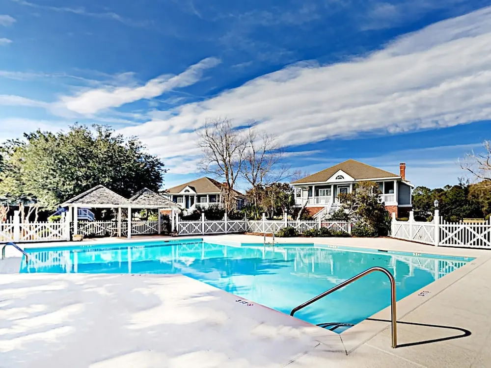 Lakeside - 4 Br Home