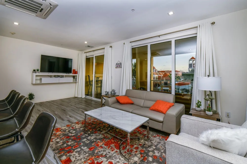 Luxury 2-bedroom Condo Right on the Strip in Palm Beach
