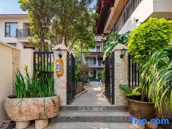 Hetian Qiuse Zhenshan Hotel