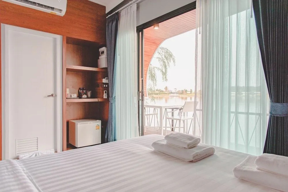 Saksiam Lakeside Resort
