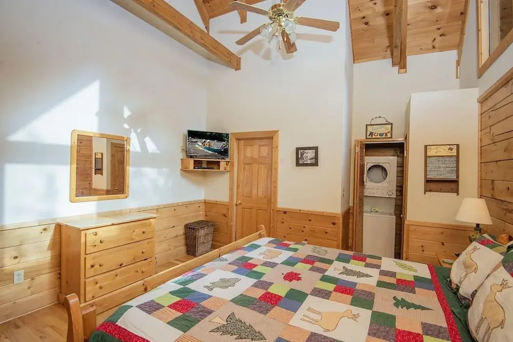 Er 226 - Locker's Mountain Hideaway Great Location - Close To Town! 2 Bedroom Cabin by RedAwning