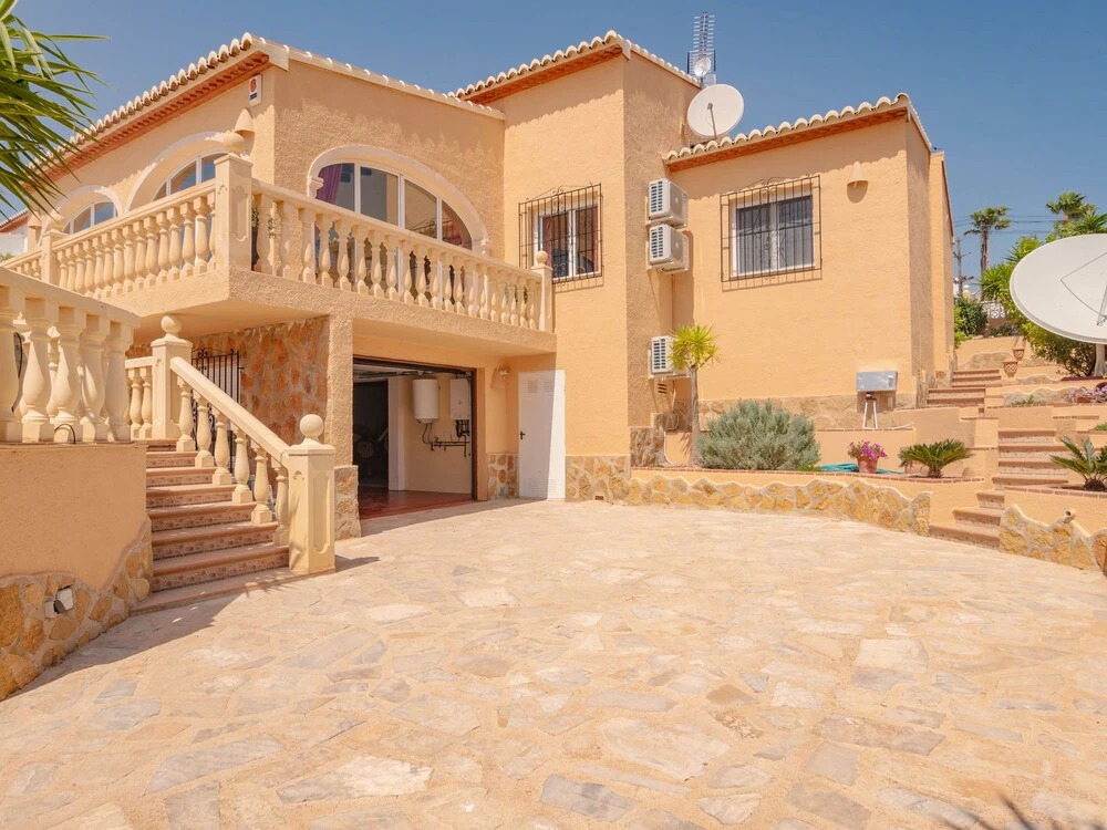 Villa With Very Spacious Terrace, Beautiful View of the Mountains & Private Pool