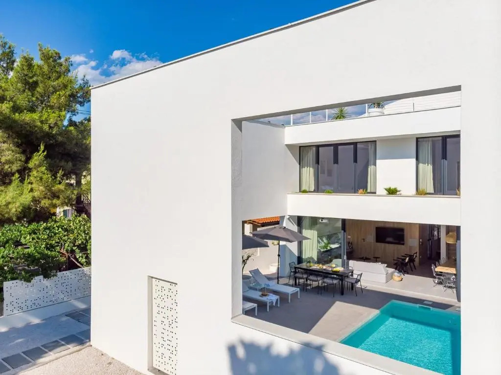 Luxury 5-bedroom Villa Altabianca with a Heated Pool, Finnish sauna, an outdoor Cinema, 50m from the beach