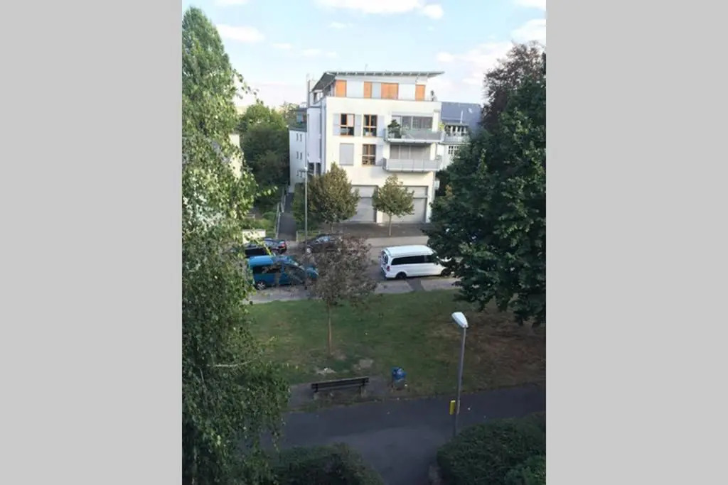 bahnhofsnahe, ruhige und sonnige 2 Zimmerwohnung im Dichterviertel (bis 4 Personen)